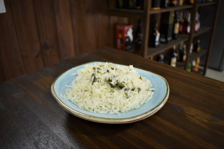 plato de arroz blanco cubierto con cilantro