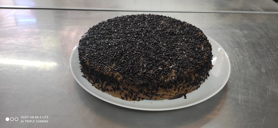pastel de chocolate entero cubierto con chispas de chocolate