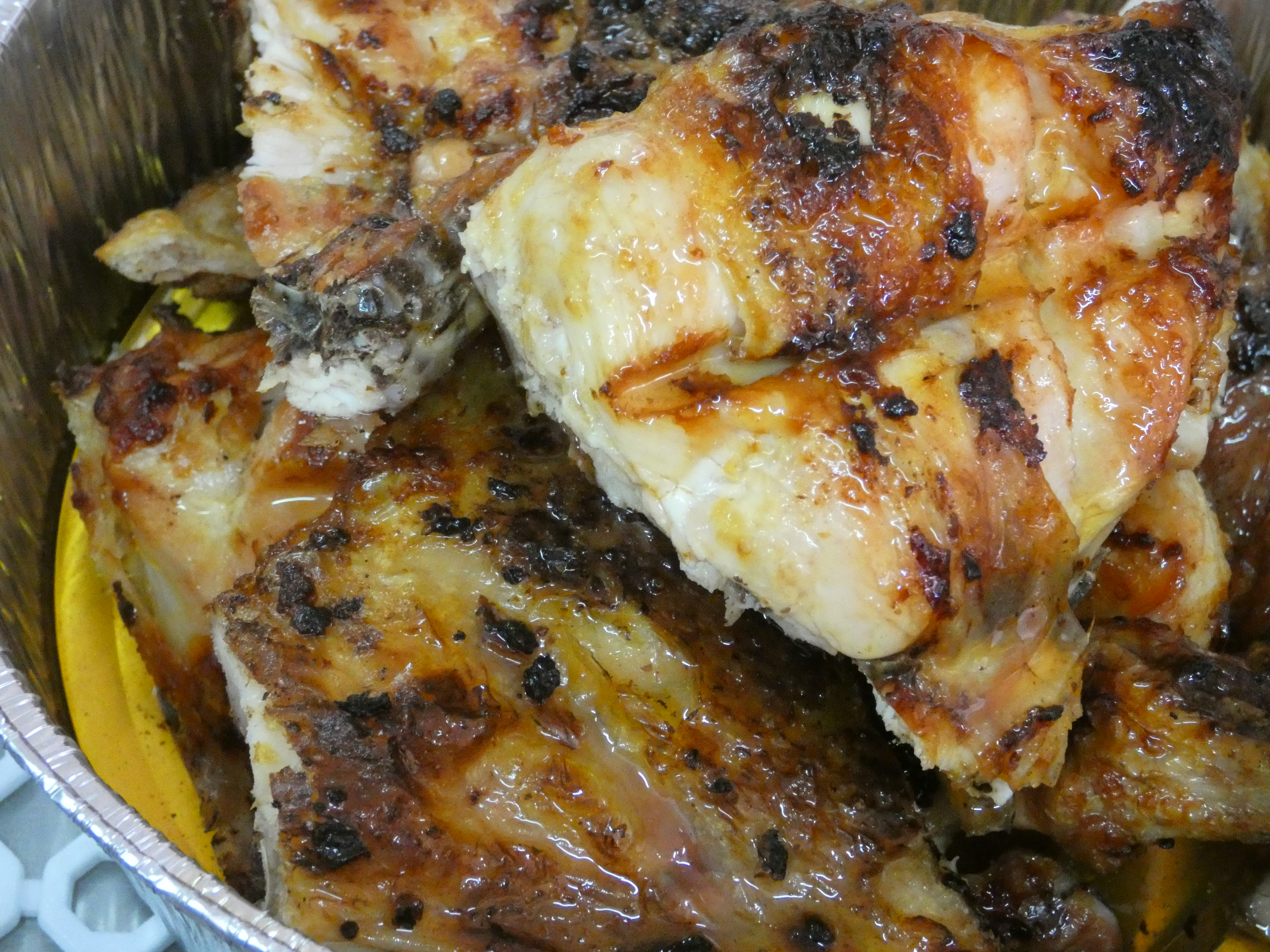 pollo asado, cortado en trozos y cubierto con la salsa