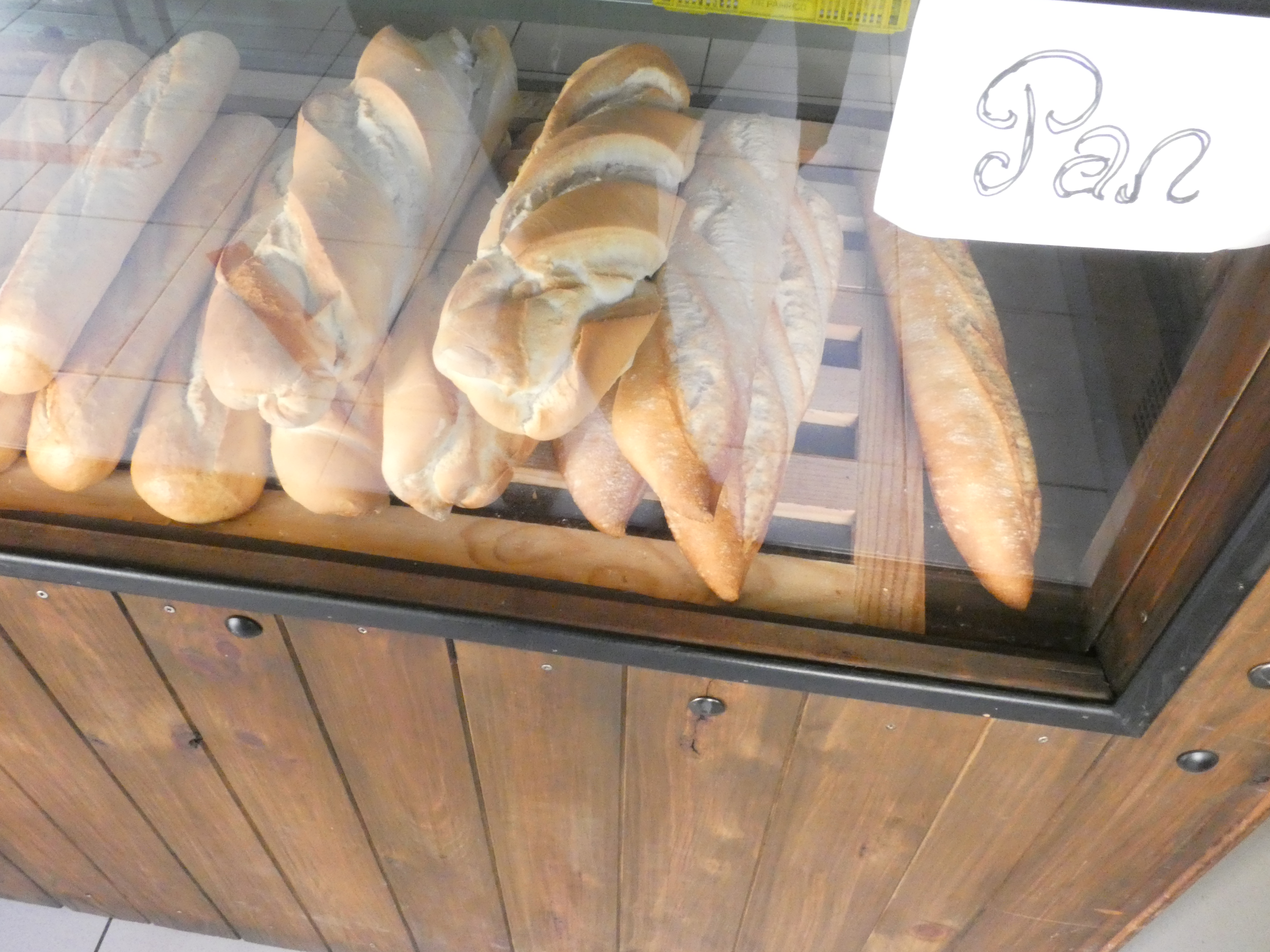 vitrina calefactada con pan y baguettes
