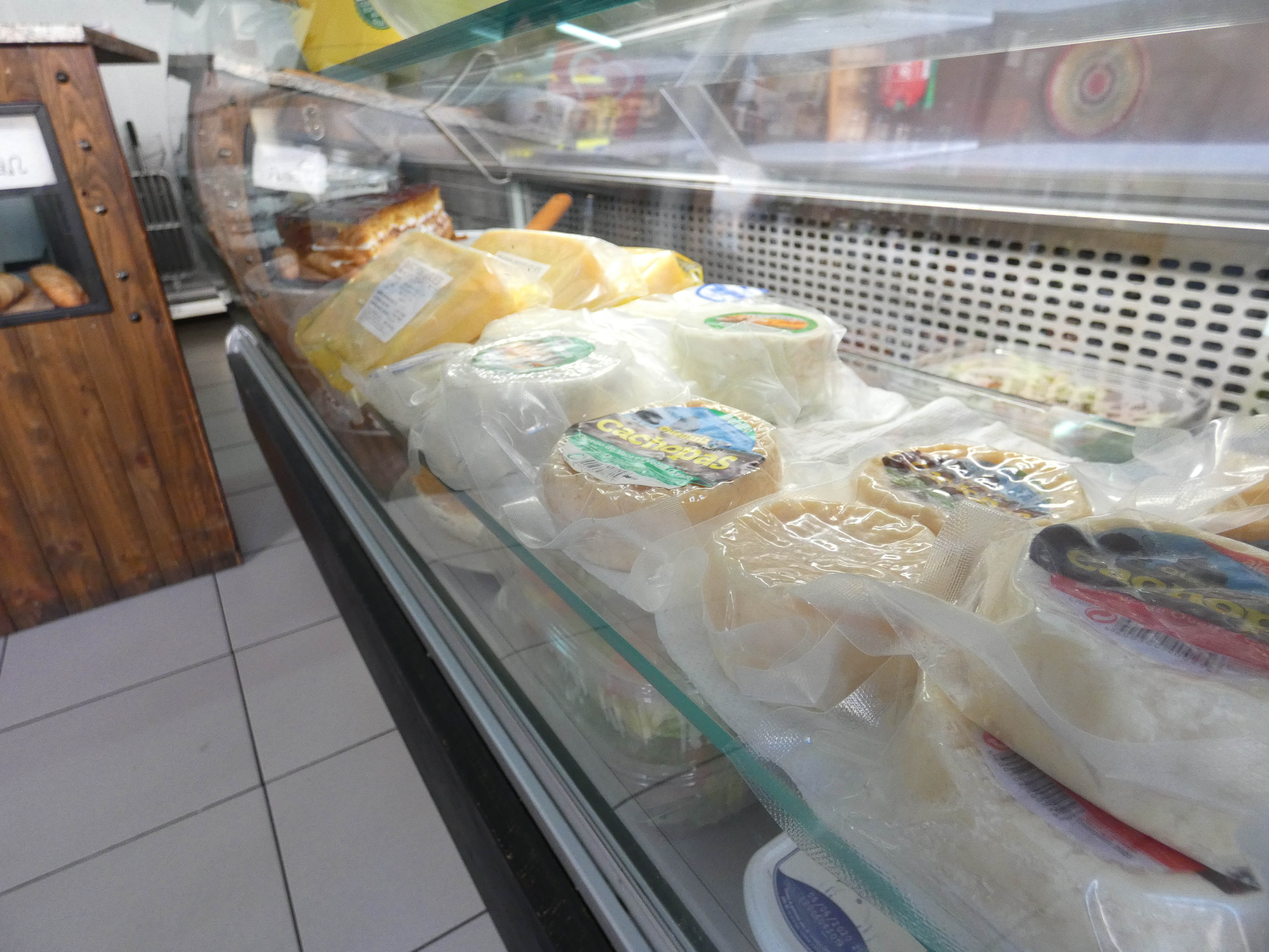 vitrina refrigerada con productos lácteos típicos portugueses (quesos, mantequillas)