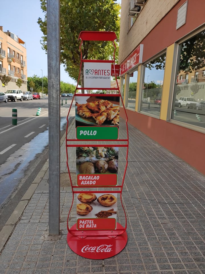 afuera, cartel con algunos platos en el menú