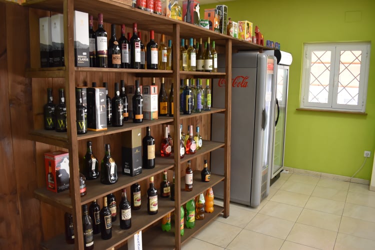 interior, refrescos y vinos